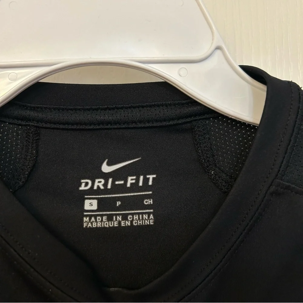 Nike big boys Dri-Fit short sleeve top Size M in Black